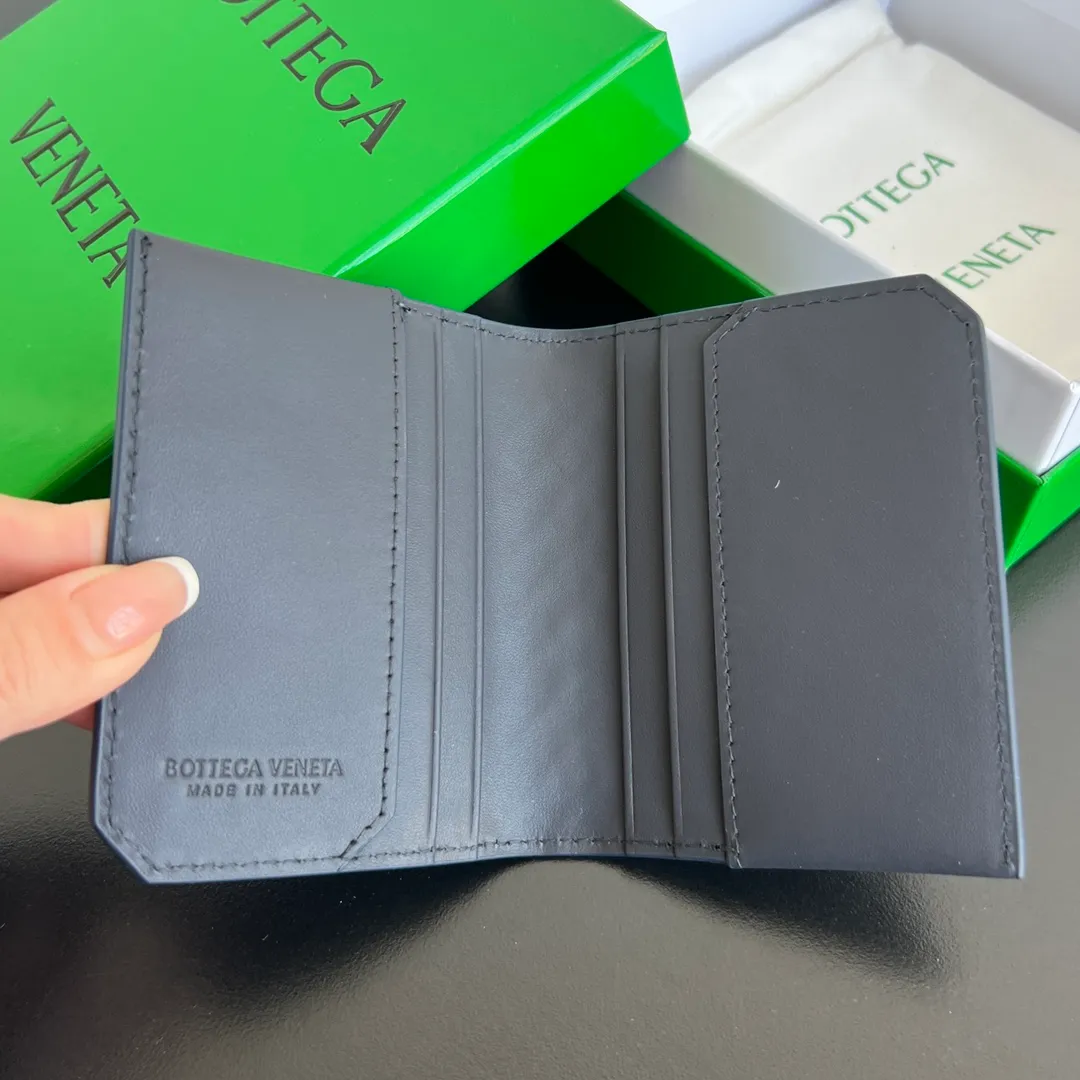 BV's new 796964 woven Piccolo Elap flap calf pickup bag. The classic small woven returns. Compared with the previous style, the woven leather strip is more delicate and has a stronger weaving feel. It inherits the sturdiness and durability of BV. The flip closure has a plug-in structural design. Daily change and cards can be put in. The appearance is durable and can be packed. It is recommended to buy exquisite goods P480 size: 10.2*8.2*0.5cm